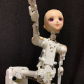 身長約40cmのロボットアイドル創作プラットフォームをスピーシーズが発表　セリフ、歌、ダンスなどをプログラミング可