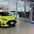 トヨタ自動車ショールーム「MEGAWEB」に3Dホログラム式サイネージを導入　新型車「ヤリス」などを多言語で紹介