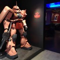 料理をテーブルを置くとザクが発進?ジオン公国軍のBARで戦闘シミュレーション付き食事の新体験!ガンダムカフェ