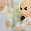 ロボットとの途切れない会話をどう実現するか? 音声認識不足を補う「複数体で連携して人と話すロボット」石黒共生HRIプロジェクト