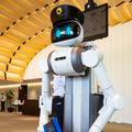 京急本社で警備/案内ロボットの実証実験　遠隔操作と自動運転で巡回と案内、検温も　シークセンスの警備ロボとMiraのアバターロボ