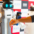 京急本社で警備/案内ロボットの実証実験　遠隔操作と自動運転で巡回と案内、検温も　シークセンスの警備ロボとMiraのアバターロボ