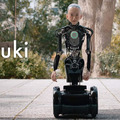 車輪で移動する子どもアンドロイド「ibuki」で挑む3つの人間性　移動の感情表出/GANによる動作の自動生成/手つなぎ移動の効果