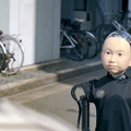 車輪で移動する子どもアンドロイド「ibuki」で挑む3つの人間性　移動の感情表出/GANによる動作の自動生成/手つなぎ移動の効果