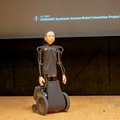 車輪で移動する子どもアンドロイド「ibuki」で挑む3つの人間性　移動の感情表出/GANによる動作の自動生成/手つなぎ移動の効果