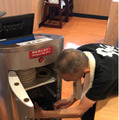 歩行型AI配膳ロボット？回転寿司「すし銚子丸 習志野店」で試験的に導入 抗菌処理された収納BOX内に料理を入れて運ぶ
