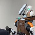 【速報】遠隔操作とロボで「テレバリスタ」の夢を実現　分身ロボット「OriHime」と協働ロボット「NEXTAGE」の合体連携　デモ公開　