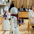【速報】遠隔操作とロボで「テレバリスタ」の夢を実現　分身ロボット「OriHime」と協働ロボット「NEXTAGE」の合体連携　デモ公開　