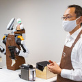 【速報】遠隔操作とロボで「テレバリスタ」の夢を実現　分身ロボット「OriHime」と協働ロボット「NEXTAGE」の合体連携　デモ公開　