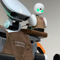 【速報】遠隔操作とロボで「テレバリスタ」の夢を実現　分身ロボット「OriHime」と協働ロボット「NEXTAGE」の合体連携　デモ公開　