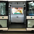 パナソニックの透明ディスプレイ+対話型アバター+自動運転バスが連携　万博記念公園で次世代型モビリティ「EXPOオートライド＆ガイド」
