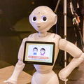 ロボット「Pepper」が来店客の体温を1秒で測定、手指の消毒とマスク着用を呼びかける「サーマルPepper パック」提供開始