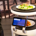 ソフトバンクロボティクスが配膳ロボット「Servi」(サービィ)を公開　デニーズ、とんでん、焼肉きんぐ、コスモポリタン等が導入
