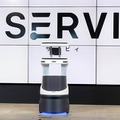 ソフトバンクロボティクスが配膳ロボット「Servi」(サービィ)を公開　デニーズ、とんでん、焼肉きんぐ、コスモポリタン等が導入