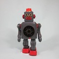 おもちゃの街「蔵前」に”映える”巨大なブリキロボットのモニュメント、東横INNの壁面に出現！正体は増田屋の「マイティ8」