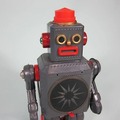 おもちゃの街「蔵前」に”映える”巨大なブリキロボットのモニュメント、東横INNの壁面に出現！正体は増田屋の「マイティ8」