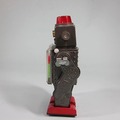 おもちゃの街「蔵前」に”映える”巨大なブリキロボットのモニュメント、東横INNの壁面に出現！正体は増田屋の「マイティ8」