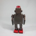 おもちゃの街「蔵前」に”映える”巨大なブリキロボットのモニュメント、東横INNの壁面に出現！正体は増田屋の「マイティ8」
