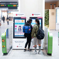 AI接客システム「AIさくらさん」が観光スポット、おすすめのお土産、駅構内などを案内 3駅で13台が稼働 来年1/31まで
