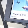 【世界初】ドローンにも付けられる「ロボット用遠隔型スプレー缶噴射装置」SABOT for Droneを発表　殺虫剤や塗料・薬剤スプレー等