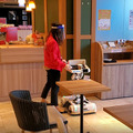 タリーズコーヒーで配膳ロボットの実証実験　豊田自動織機とTHKが参加「あいちロボットショーケース」レポート(2)