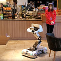 タリーズコーヒーで配膳ロボットの実証実験　豊田自動織機とTHKが参加「あいちロボットショーケース」レポート(2)