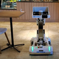 タリーズコーヒーで配膳ロボットの実証実験　豊田自動織機とTHKが参加「あいちロボットショーケース」レポート(2)