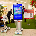 自動運転の搬送ロボットとサイネージの連携デモをTHKが公開　「あいちロボットショーケース」レポート(3)