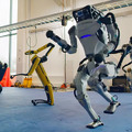 【速報】犬型ロボット「Spot」の新動画をボストンダイナミクスが公開　部屋の片付けや庭の手入れはお任せ
