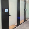 三菱地所がオフィス内でカフェのデリバリー「配膳ロボット」実証実験　NEC「YUNJI DELI」で非接触の感染対策のサービスレベルも検証