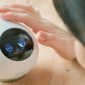 ミクシィの自律型AI会話ロボット「Romi」(ロミィ)一般販売は4月21日から ペットのような癒やしと、家族のような存在感