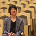 藤巻亮太さんと全国の高校生が卒業ソング「3月9日」をリモートで合唱　3月9日にKDDIの「音のVR」サイトで配信