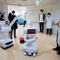 藤田医科大学病院で人型ロボットと自動搬送ロボットの実証実験 除菌/殺菌やコンテナの自律搬送を公開 あいちロボットショーケース