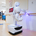 藤田医科大学病院で人型ロボットと自動搬送ロボットの実証実験 除菌/殺菌やコンテナの自律搬送を公開 あいちロボットショーケース
