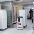 藤田医科大学病院で人型ロボットと自動搬送ロボットの実証実験 除菌/殺菌やコンテナの自律搬送を公開 あいちロボットショーケース