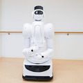 藤田医科大学病院で人型ロボットと自動搬送ロボットの実証実験 除菌/殺菌やコンテナの自律搬送を公開 あいちロボットショーケース