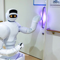 藤田医科大学病院で人型ロボットと自動搬送ロボットの実証実験 除菌/殺菌やコンテナの自律搬送を公開 あいちロボットショーケース