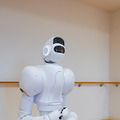藤田医科大学病院で人型ロボットと自動搬送ロボットの実証実験　除菌/殺菌やコンテナの自律搬送を公開　あいちロボットショーケース