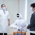 藤田医科大学病院で人型ロボットと自動搬送ロボットの実証実験　除菌/殺菌やコンテナの自律搬送を公開　あいちロボットショーケース