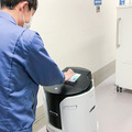 藤田医科大学病院で人型ロボットと自動搬送ロボットの実証実験　除菌/殺菌やコンテナの自律搬送を公開　あいちロボットショーケース