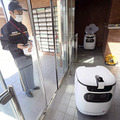 日本郵便がオートロック・マンション内で複数台の屋内配送ロボット「RICE」を実証実験　エレベータと連携して玄関先まで自動配達