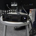 PAC2015のブースに設置されていた「Xbox One用Kinectセンサー」。ユーザの腕の動きを認識する。
