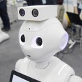 HUGではPepperの頭部に二眼の映像カメラを装備している