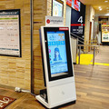 AI接客システム「AIさくらさん」がJR海浜幕張駅に本導入　非接触型サイネージで案内サービスを開始