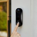 頭から足元までを見渡せるバッテリー駆動の無線ビデオドアベルを発表 取付簡単 Arlo Essential