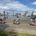 自動運転の歩行速モビリティで動物園をゆっくり周遊　千葉市動物公園内をRakuRoペアリングツアー開催