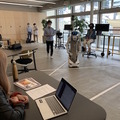 高校生がアバターロボット「ugo R」を愛知県から遠隔操作してインターン　都内のオフィスで英会話をしながら職業体験
