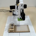 STEM教育向けロボットアーム「Dobot Magician」が分注作業を自動化 実証機をGRIPS、アイカムス・ラボらが開発