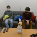 複数人でテレビ視聴をする時の「楽しさ」を与える「テレビ視聴ロボット」とは NHKの「技研公開2021」で公開