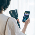 自宅でいつでも手軽に本格カラオケ気分「一人deカラオケDX-V2」Makuakeで先行販売　防音カバーで周囲に歌声をカット　エコー＆採点機能装備